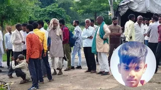 मृतक हिमांशु का फाइल फोटो और घर के बाहर जुटे लोग।