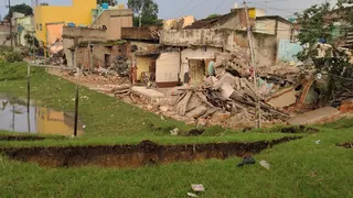 भू-धंसान के कारण छाताबाद में ध्वस्त हुए घर। (फोटो जागरण)