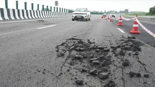 लखनऊ-कानपुर एक्सप्रेसवे पर 'पैबंद' रोक रहा रफ्तार की राह।