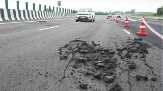 नए बने लखनऊ कानपुर एक्सप्रेसवे का हाल।