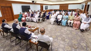 TMC और उद्धव सेना के बागी सांसदों से मिले पीएम मोदी(फोटो: एएनआई)