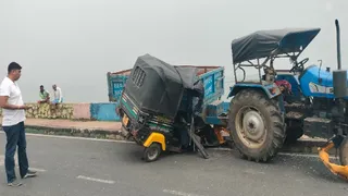 पंचेत डैम के समीप आटो-ट्रैक्टर के बीच टक्कर के बाद का नजारा। (फोटोः जागरण)