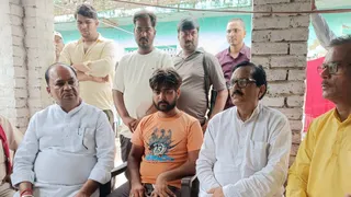 प्रतापगढ़ में हुए हादसे में बचे अमन से मिलकर संवेदना जताते सदर विधायक राजेंद्र कुमार मौर्य। जागरण