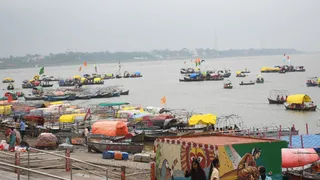 प्रयागराज में गंगा-यमुना का जलस्तर बढ़ रहा है, संगम क्षेत्र में इसका दिख रहा असर। जागरण