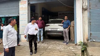 प्रयागराज में अवैध रूप से एलोपैथ इलाज करने वाले फर्जी डॉक्टर का क्लीनिक सील करती सीएमओ की टीम। जागरण