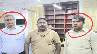घूसखोरी में रंगेहाथ गिरफ्तार प्रयागराज के हंडिया का राजस्व निरीक्षक, उसका प्राइवेट मुंशी। साभार : विजिलेंस