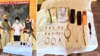 श्रीनगर पुलिस की बड़ी कामयाबी पड़ोसी चोर गिरफ्तार 17 5 लाख का माल बरामद।