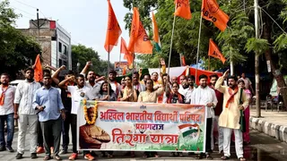 वंदे मातरम् के 150 वर्ष पूरे होने का जश्न प्रयागराज में तिरंगा यात्रा निकालकर जश्न मनाते एबीवीपी के लोग। सौ. संगठन