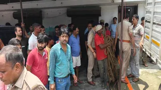 प्रयागराज में औद्योगिक थाना क्षेत्र में सेप्टिक टैंक की जहरीली गैस से मजदूरों की मौत के बाद जुटी भीड़ व पुलिस। जागरण