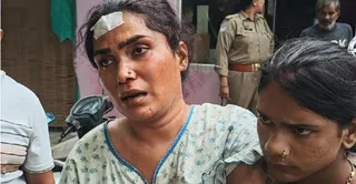 जाजमऊ चौकी के सावित्री नगर में हुई लूट की घटना की जानकारी देती पीड़ित किन्नर वैशाली। जागरण