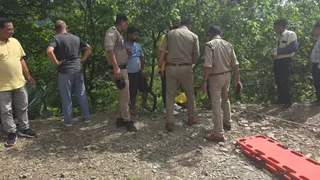 वाहन में कुल 06 लोग सवार थे। जागरण