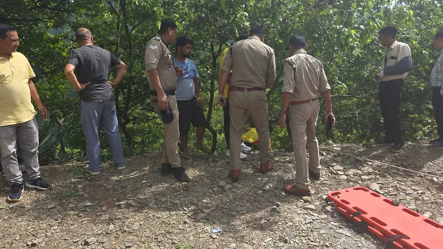 उत्तराखंड के पौड़ी में दर्दनाक हादसा, कुंडाधार के पास खाई में गिरी बोलेरो; पांच लोगों की मौत