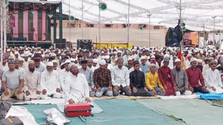 उर्स में नमाज अदा करते जायरीन