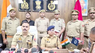 गबन प्रकरण के बारे में जानकारी देते एसपी कृष्ण कुमार विश्नोई। साथ में सीओ स्तुति सिंह
