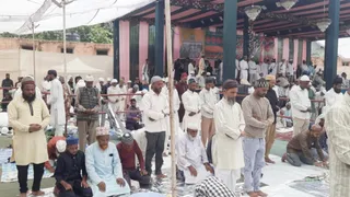 उर्स के दौरान सामूहिक नमाज पढ़ रहे लोग। जागरण