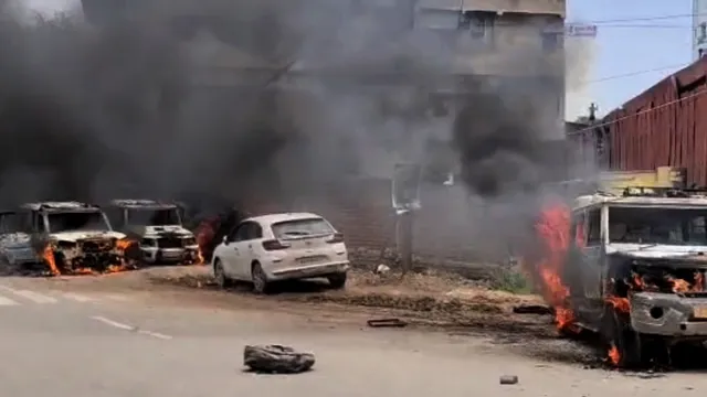 बस में बच्चे हैं, हमें छोड़ दो... अचानक घिर गए 58 यात्री, बाहर भीड़ और अंदर दहशत; फिर धू-धू कर जली बस
