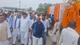 बलिया में दिवंगत विधायक उमाशंकर सिंह की अंतिम यात्रा, उमड़ा जनसैलाब।