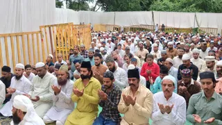पिछले शुक्रवार की तुलना में अधिक लोग नमाज के लिए पहुंचे। (फोटो- जागरण)