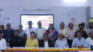सेक्टर 15 स्थित नोएडा पब्लिक लाइब्रेरी में हुई बैठक में मौजूद नोएडा लोकमंच के पदाधिकारी। जागरण
