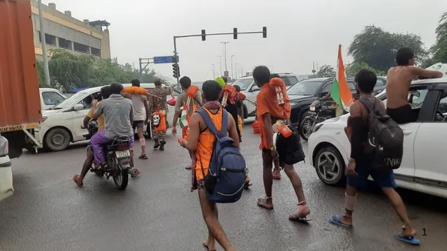 कांवड़ियों के लिए लेन रिजर्व, 30 मिनट तक की यात्रा में लग जा रहे दो-दो घंटे
