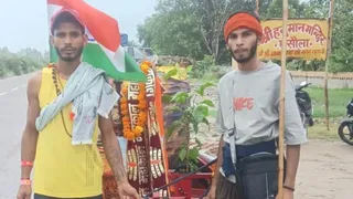गौ माताओ के स्नान के लिए हरिद्वार से लाई जा रही कावड़। जागरण