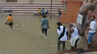 वाराणसी में गंगा का विकराल रूप, घाटों का संपर्क टूटा, मंदिर जलमग्न।