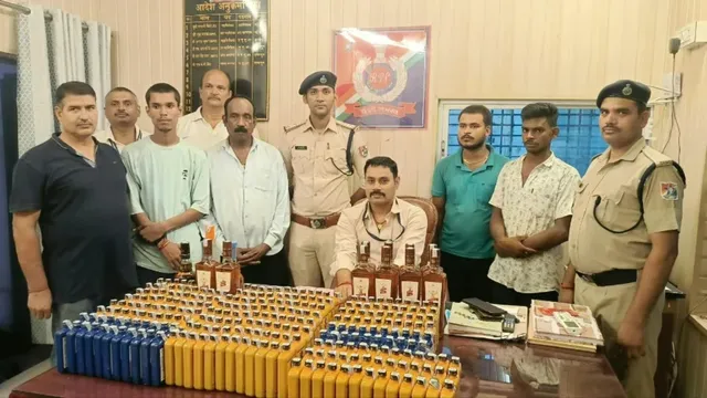 मगध एक्सप्रेस से 60.36 लीटर अंग्रेजी शराब बरामद, गाजीपुर से चार तस्कर गिरफ्तार
