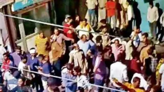 कांवड़ यात्रा ले जा रहे युवकों से विवाद के बाद लगी भीड़। (फोटो- जागरण)