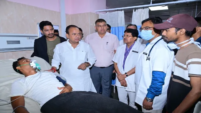 मुख्यमंत्री के निर्देश पर स्वास्थ्य मंत्री इरफान अंसारी पहुंचे सदर अस्पताल, अनशनकारी छात्र का जाना हालचाल