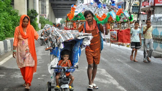 Kanwar Yatra 2026: मासूम कंधों पर कांवड़, होंठों पर ''बोल बम'' के जयकारे; मंजिल की ओर बढ़ रहे नन्हें कदम
