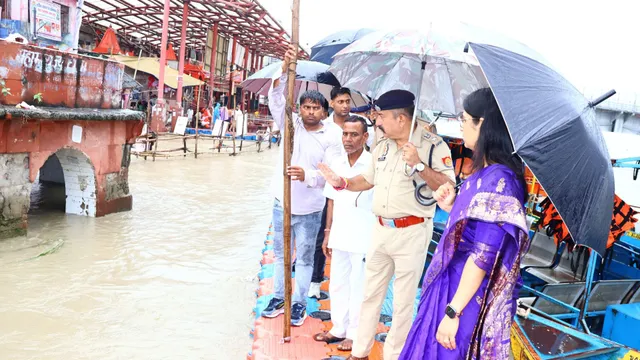 गंगा का जलस्तर बढ़ने से अलर्ट हुए अधिकारी, ब्रजघाट पर डीएम-एसपी ने कांवड़ियों से लिया फीडबैक
