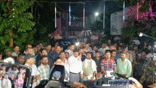 गेस्ट हाउस के बाहर जुटी भीड़। (जागरण)