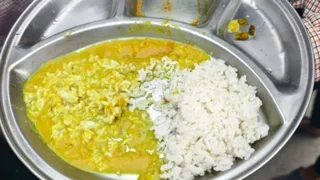 छात्रों के खाने में निकली इल्ली।