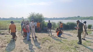 नदी किनारे मिला महिला का शव