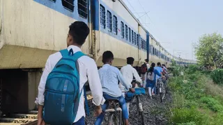 नरकटियागंज-गौनाहा मेमू ट्रेन का इंजन बीच रास्ते में फेल