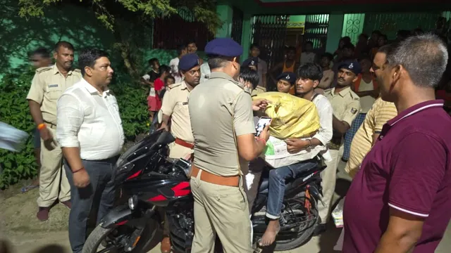 पश्चिम चंपारण में कुरकुरे की आड़ में नेपाल से 31.25 किलो गांजा तस्करी, दो तस्कर गिरफ्तार
