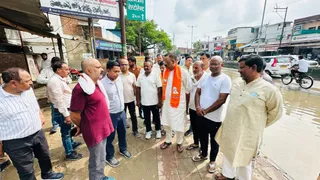 वाराणसी में पीडब्ल्यूडी की लापरवाही से नगर निगम की साख पर कीचड़, महापौर ने दिए सख्त निर्देश।