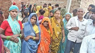 गांव मोहम्मदाबाद में शुक्रवार को घटना के बाद जुटी ग्रामीणों की भीड़