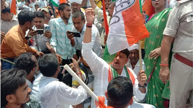 इटाढ़ी गुमटी खोलने की मांग पर बक्सर में चक्का जाम; रेल ट्रैक पर बैठे आंदोलनकारी, रुकी रही मगध एक्सप्रेस