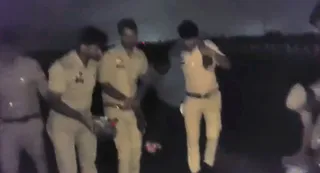 पुलिस की गिरफ्त में आरोपी। फोटो- वीडियो ग्रैब