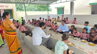 मिड-डे मील में लापरवाही के बाद प्रधानाध्यापिका और रसोइया पर मुकदमा।