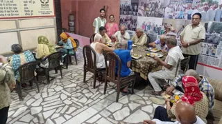 सूरी पेट्रोल पंप वाली गली में स्थित आनंदाश्रम में भोजन करते बुजुर्ग। जागरण