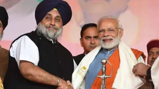 अकाली दल अध्यक्ष सुखबीर बादल व प्रधानमंत्री नरेंद्र मोदी की पंजाब में रैली के दौरान एक पुरानी तस्वीर।