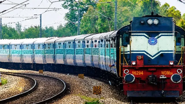 बंधुआ स्टेशन पर सिग्नल फेल, राजधानी समेत कई ट्रेनें प्रभावित, डेढ़ घंटे तक परिचालन बाधित