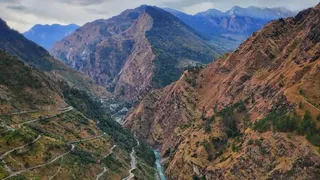चमोली में जोशीमठ के बाद हेलंग की पहाड़ियां भी धंस रही हैं। हेलंग क्षेत्र का नजारा।