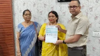 क्रेता को पेपरलेस जमीन रजिस्ट्री का रसीद सौंपते जिला अवर निबंधन पदाधिकारी। सौ.निबंधन विभाग