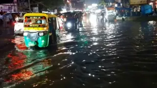 सड़के बनी तालाब। फोटो जागरण