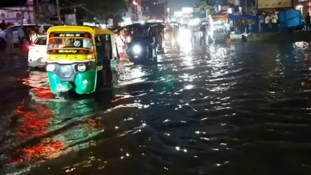 रांची में महज 2 घंटे की बारिश ने खोली प्रशासन की पोल; सड़कें बनीं तालाब, कई इलाकों में थम गई रफ्तार
