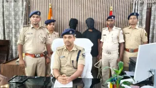 हत्याकांड की जानकारी देते एसपी, पीछे काले ड्रेस में गिरफ्तार आरोपी। फोटो जागरण