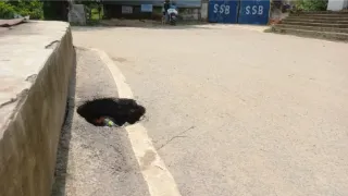 सड़क में सुरंग। फोटो जागरण